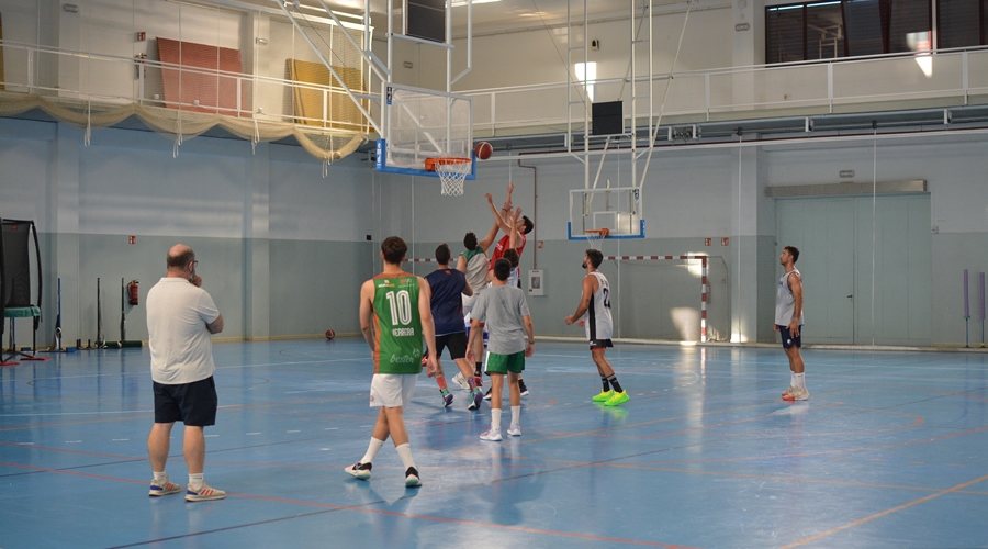 La selección masculina de baloncesto de la US ultima sus entrenamientos para los EUSA 2024
